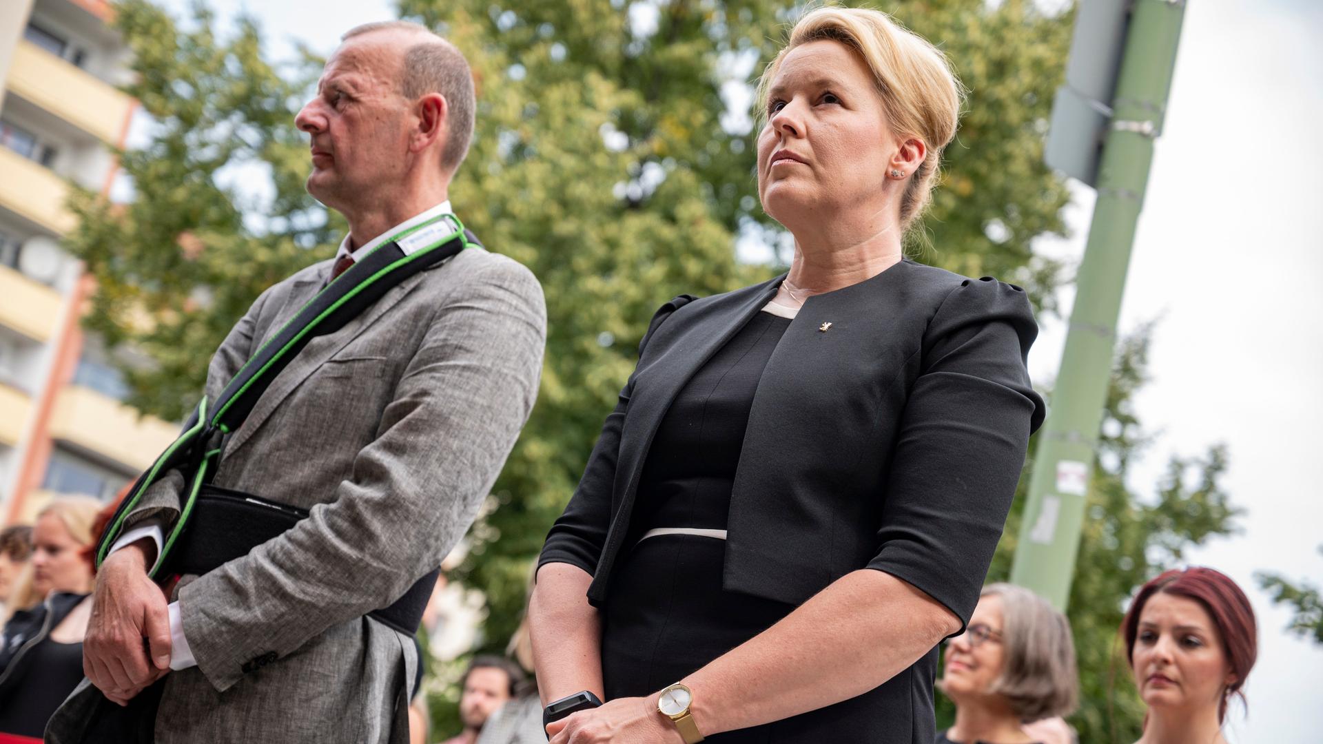 Franziska Giffey (SPD), Regierende Bürgermeisterin von Berlin, und Axel Klausmeier, Direktor Stiftung Berliner Mauer, stehen bei der Gedenkveranstaltung für die Opfer von Mauer und Teilung vor den Gedenkkränzen vor dem Mahnmal. Franziska Giffey (SPD), Regierende Bürgermeisterin von Berlin, und Axel Klausmeier, Direktor Stiftung Berliner Mauer, stehen bei der Gedenkveranstaltung für die Opfer von Mauer und Teilung vor den Gedenkkränzen vor dem Mahnmal.