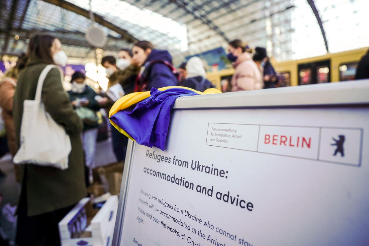 Geflüchtete aus der Ukraine werden nach ihrer Ankunft am Berliner Hauptbahnhof von Helfern empfangen.