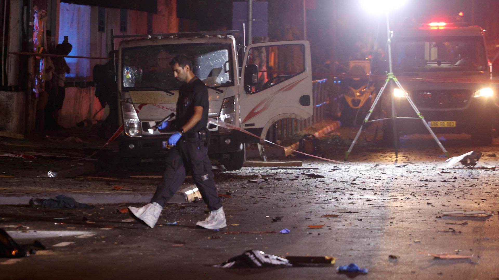 Israelische Polizisten inspizieren den Ort der Bombenexplosion in Tel Aviv. Israelische Polizisten inspizieren den Ort der Bombenexplosion in Tel Aviv.