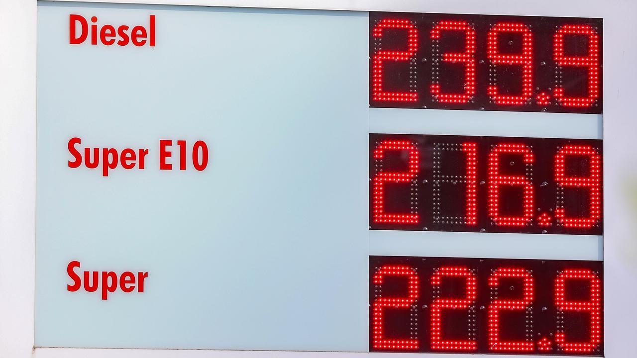 Blick auf die Preistafel einer Tankstelle. Die Spritpreise am 09.04.2026 liegen immer noch weit über 2 Euro pro Liter für alle Kraftstoffe.