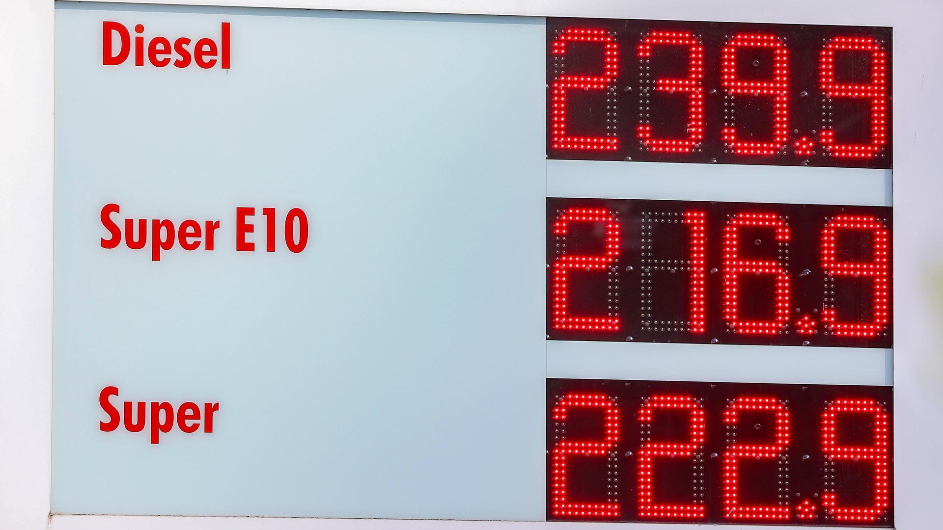 Blick auf die Preistafel einer Tankstelle. Die Spritpreise am 09.04.2026 liegen immer noch weit über 2 Euro pro Liter für alle Kraftstoffe. Blick auf die Preistafel einer Tankstelle. Die Spritpreise am 09.04.2026 liegen immer noch weit über 2 Euro pro Liter für alle Kraftstoffe.