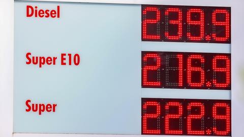 Blick auf die Preistafel einer Tankstelle. Die Spritpreise am 09.04.2026 liegen immer noch weit über 2 Euro pro Liter für alle Kraftstoffe.