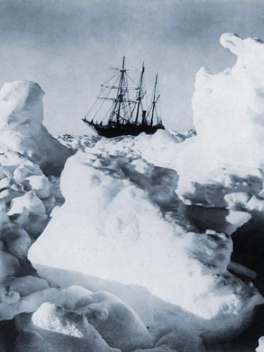 Die Segelschiff "Endurance", das Schiff des Polarforschers Ernest Shackleton steckt 1915 im Packeis des Weddellmeeres in der Antarktis fest. 