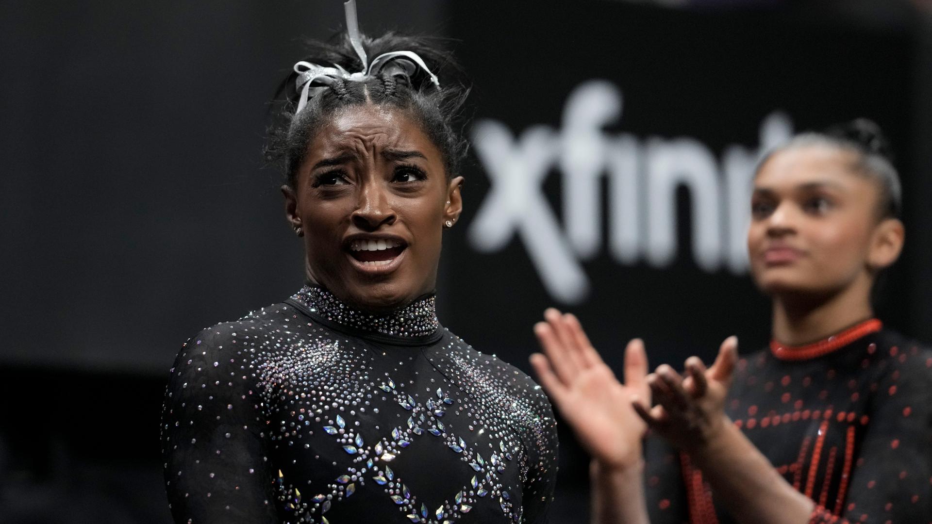 USA, San Jose: Turnen, US-Meisterschaften: Simone Biles reagiert auf die Bekanntgabe ihres Ergebnisses bei der Bodenübung während der US-Turnmeisterschaften. Biles solidarisierte sich mit einer jungen schwarzen Turnerin aus Irland.