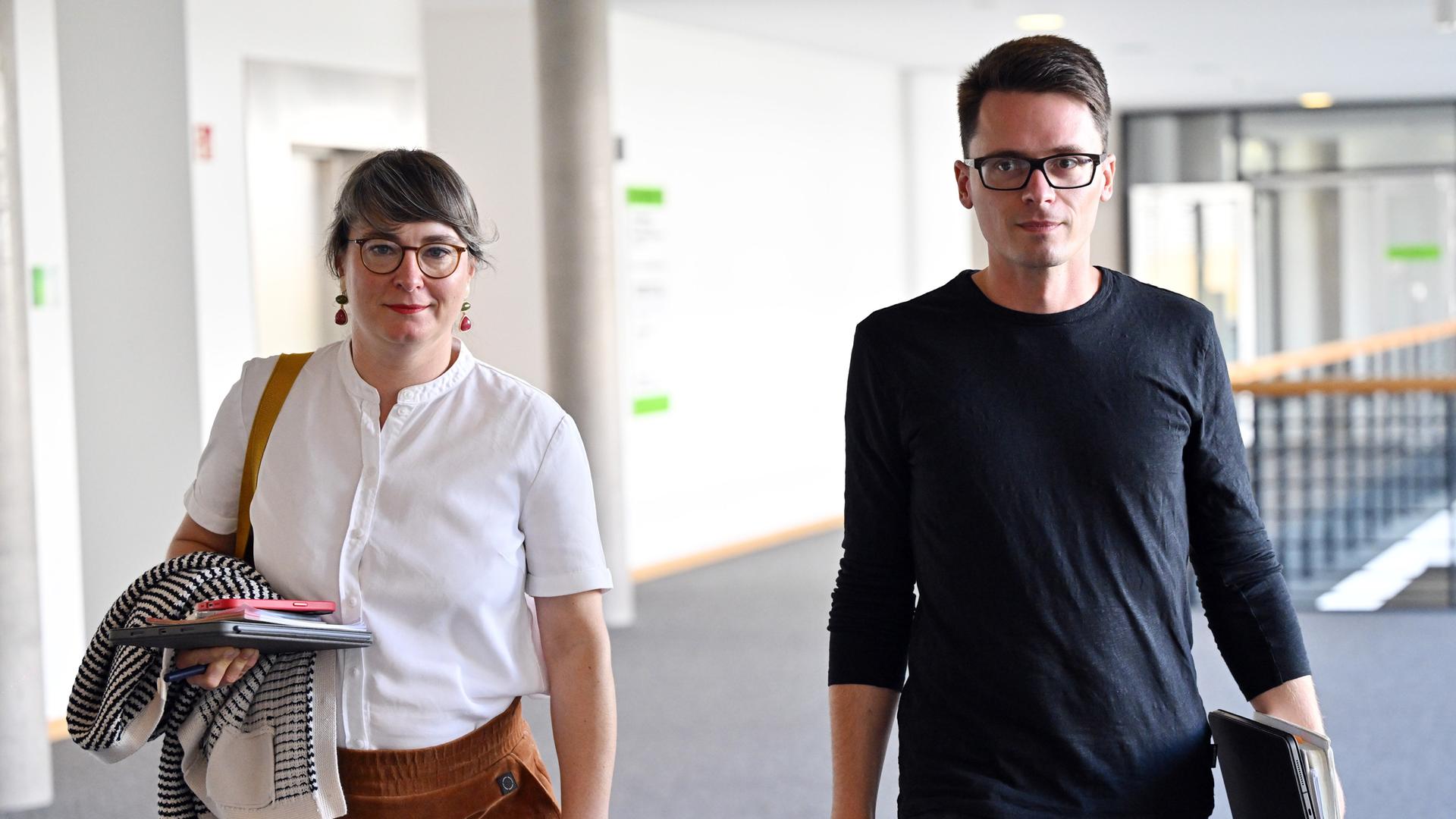 Thüringen, Erfurt: Christian Schaft und Ulrike Grosse-Röthig, die Landesvorsitzenden der Linken, gehen im Thüringer Landtag. Thüringen, Erfurt: Christian Schaft und Ulrike Grosse-Röthig, die Landesvorsitzenden der Linken, gehen im Thüringer Landtag.