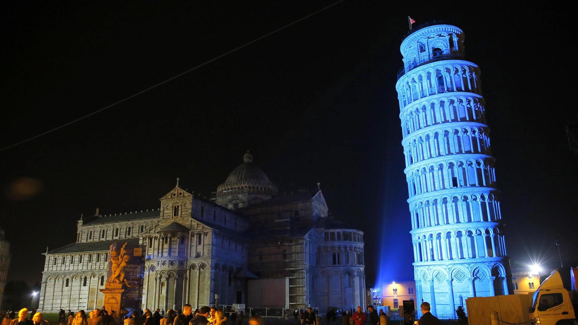 Der schiefe Turm von Pisa hier im Oktober 2015 anlässlich des Geburtstags der Vereinten Nationen blau illuminiert. 