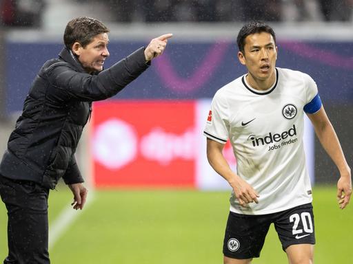 Laut Trainer Oliver Glasner (l.) soll Makoto Hasebe (r.) Blut im Urin gehabt haben. Eintracht Frankfurt relativierte die Aussage.