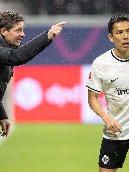 Laut Trainer Oliver Glasner (l.) soll Makoto Hasebe (r.) Blut im Urin gehabt haben. Eintracht Frankfurt relativierte die Aussage.