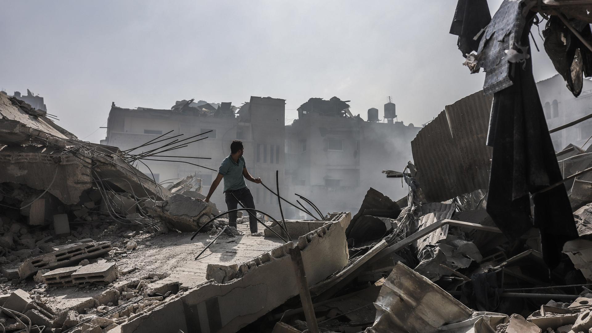 Palästinenser sichten ein Gebäude, das von der israelischen Armee zerstört wurde. 