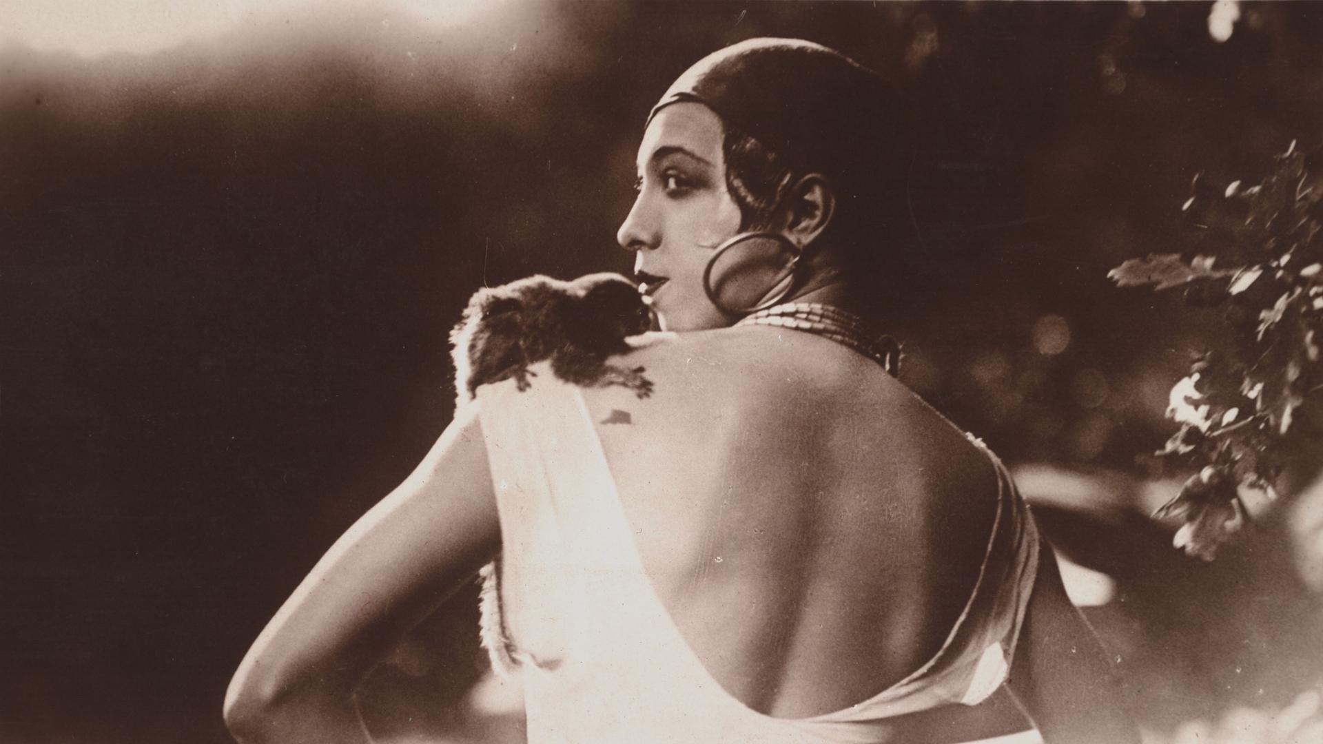 Josephine Baker mit einem kleinen Affen auf der Schulter. - Foto, um 1930. 