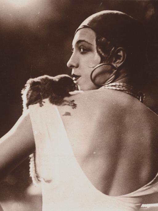 Josephine Baker mit einem kleinen Affen auf der Schulter. - Foto, um 1930. 