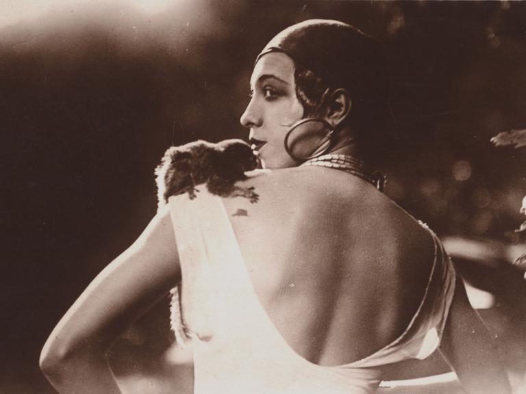 Josephine Baker mit einem kleinen Affen auf der Schulter. - Foto, um 1930. 