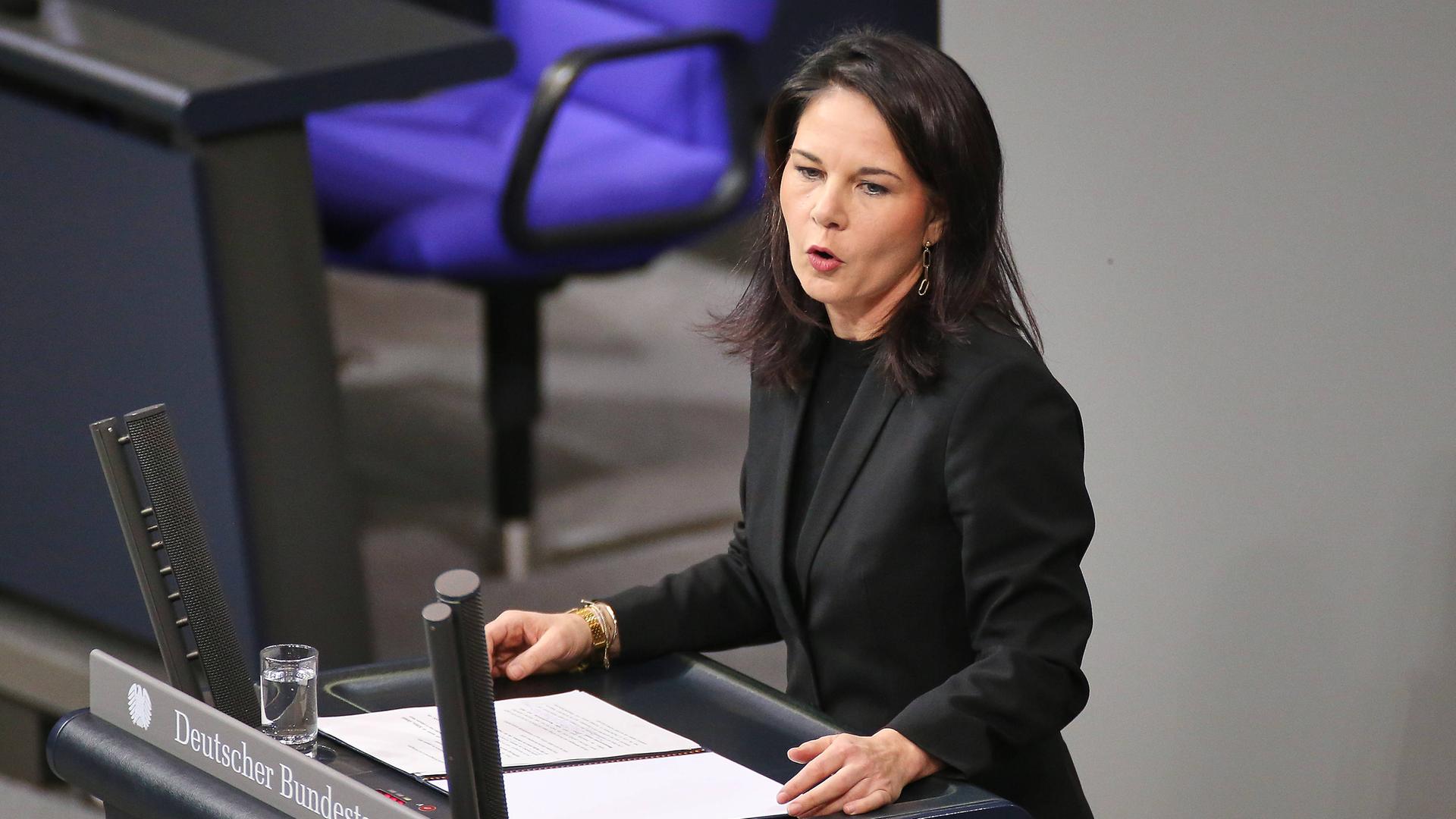 Bundesaußenministerin Baerbock spricht an einem Rednerpult im Bundestag. 