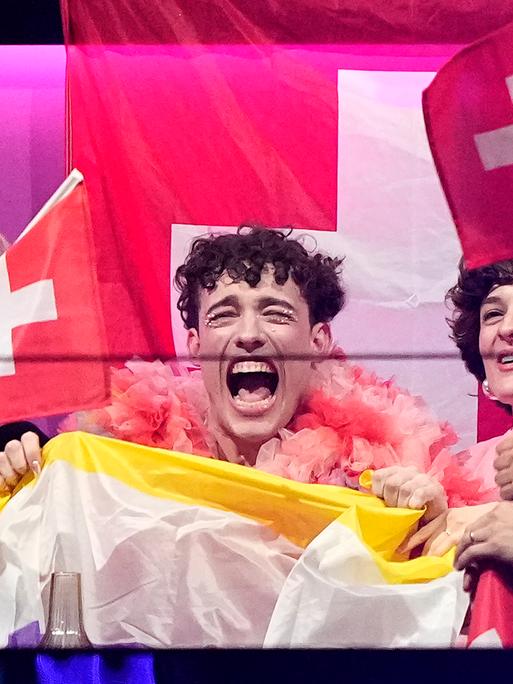 Nemo aus der Schweiz freut sich über seinen Sieg.