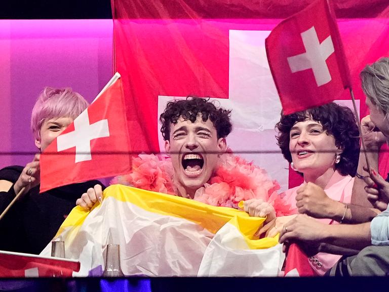 Nemo aus der Schweiz freut sich über seinen Sieg.