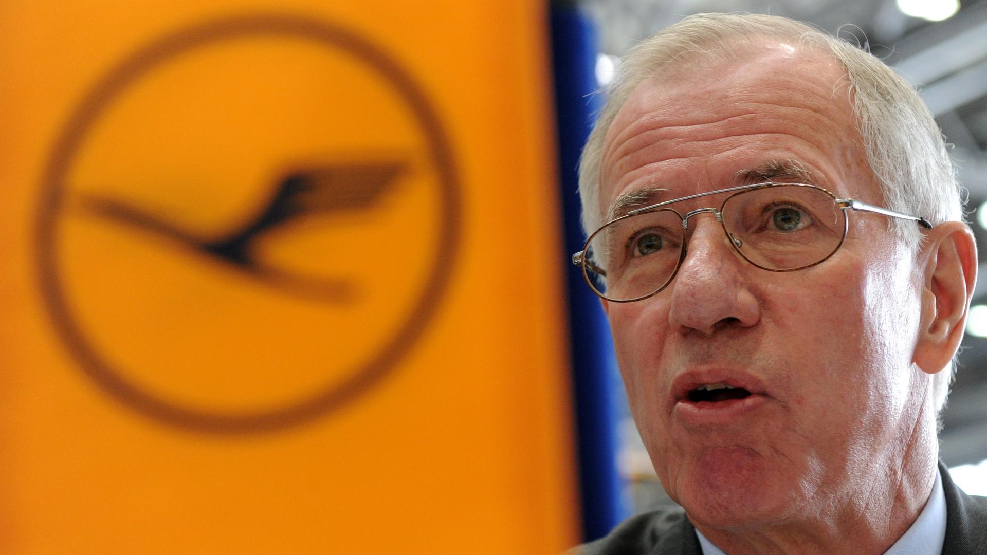 Der ehemalige Aufsichtsratschef der Lufthansa, Jürgen Weber, spricht am 08.02.2010 in der Jumbo-Halle der Lufthansa-Technik in Hamburg.