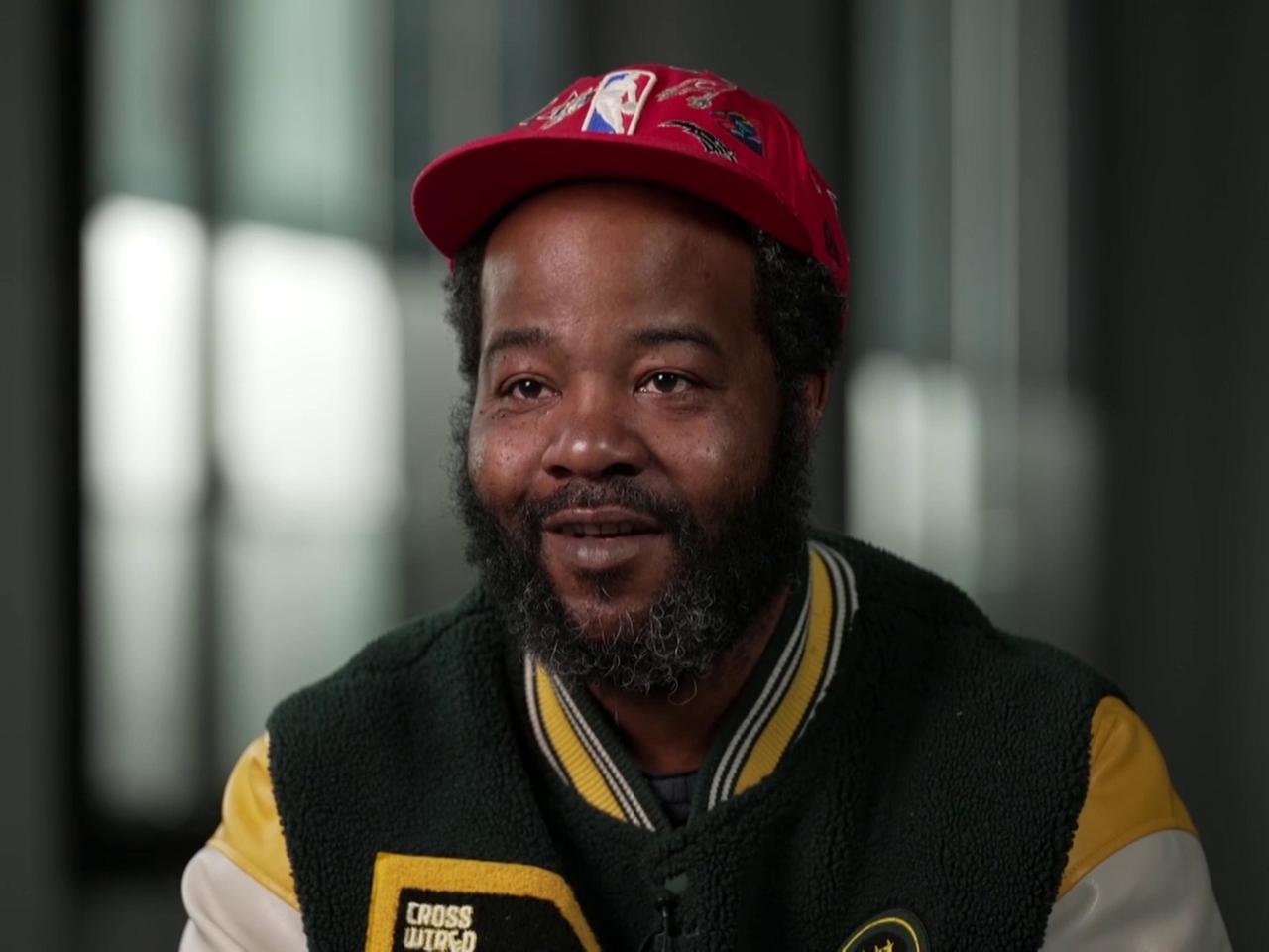 Ray Soussou, Überlebender des Brandanschlags auf eine Geflüchtetenunterkunft in Lübeck im Jahr 1996, 30 Jahre später im Porträt.