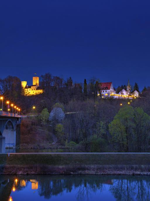 Blick auf Grünwald mit Grünwalder Burg und Grünwalder Brücke bei Nacht.