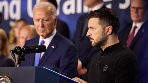 Joe Biden und Wolodymyr Selenskyj stehen nebeneinander auf einem Podium.