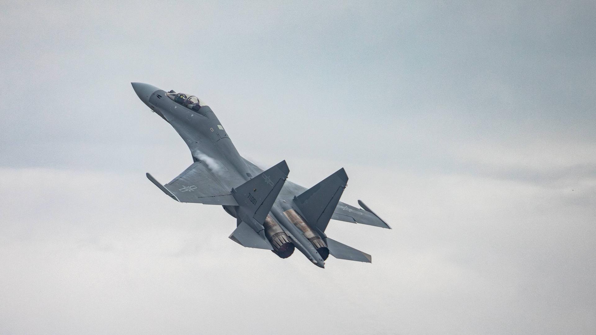 Der Kampfjet fliegt am Himmel. 