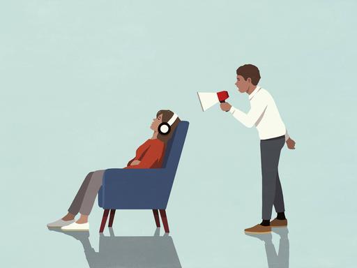 Illustration einer Frau, die mit Kopfhörern im Sessel sitzt, während ein Mann hinter ihr sie durch ein Megafon anschreit