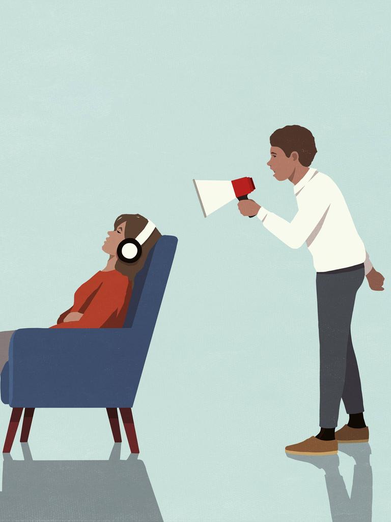 Illustration einer Frau, die mit Kopfhörern im Sessel sitzt, während ein Mann hinter ihr sie durch ein Megafon anschreit