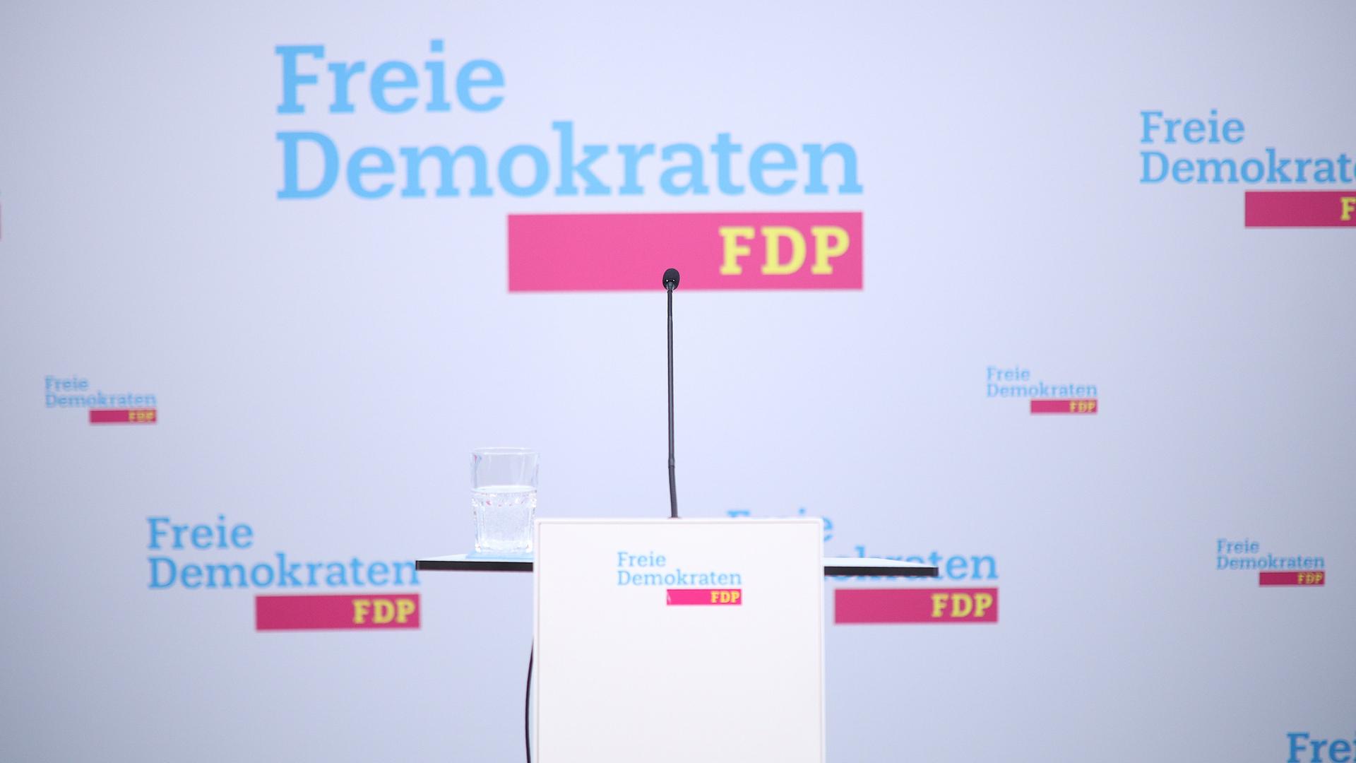 Ein Mikrofon vor einem FDP-Hintergrund.