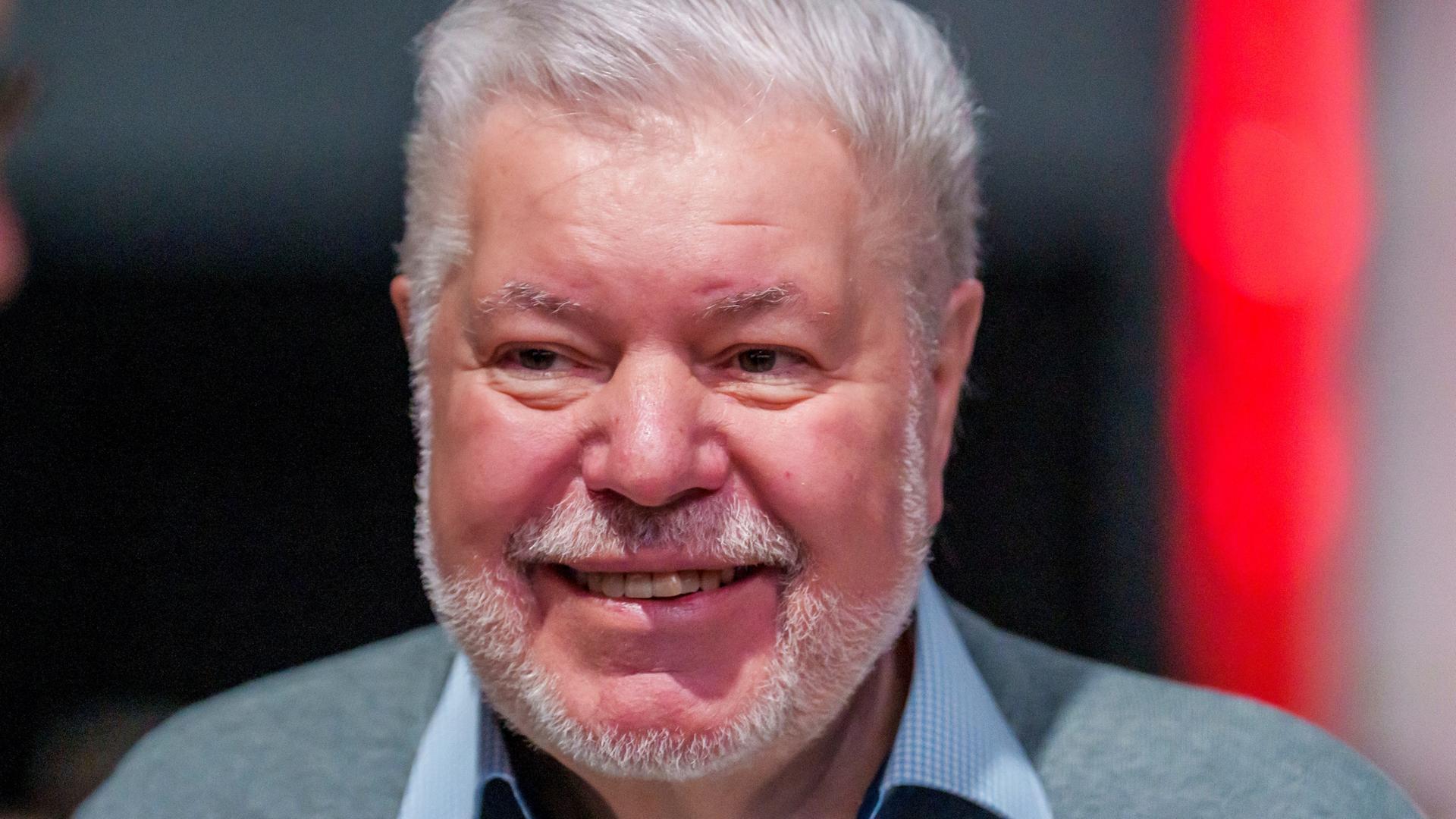 Kurt Beck (SPD), ehemaliger Ministerpräsident von Rheinland-Pfalz, im November 2025 bei der Landesvertreterversammlung der Landes-SPD. Kurt Beck (SPD), ehemaliger Ministerpräsident von Rheinland-Pfalz, im November 2025 bei der Landesvertreterversammlung der Landes-SPD.