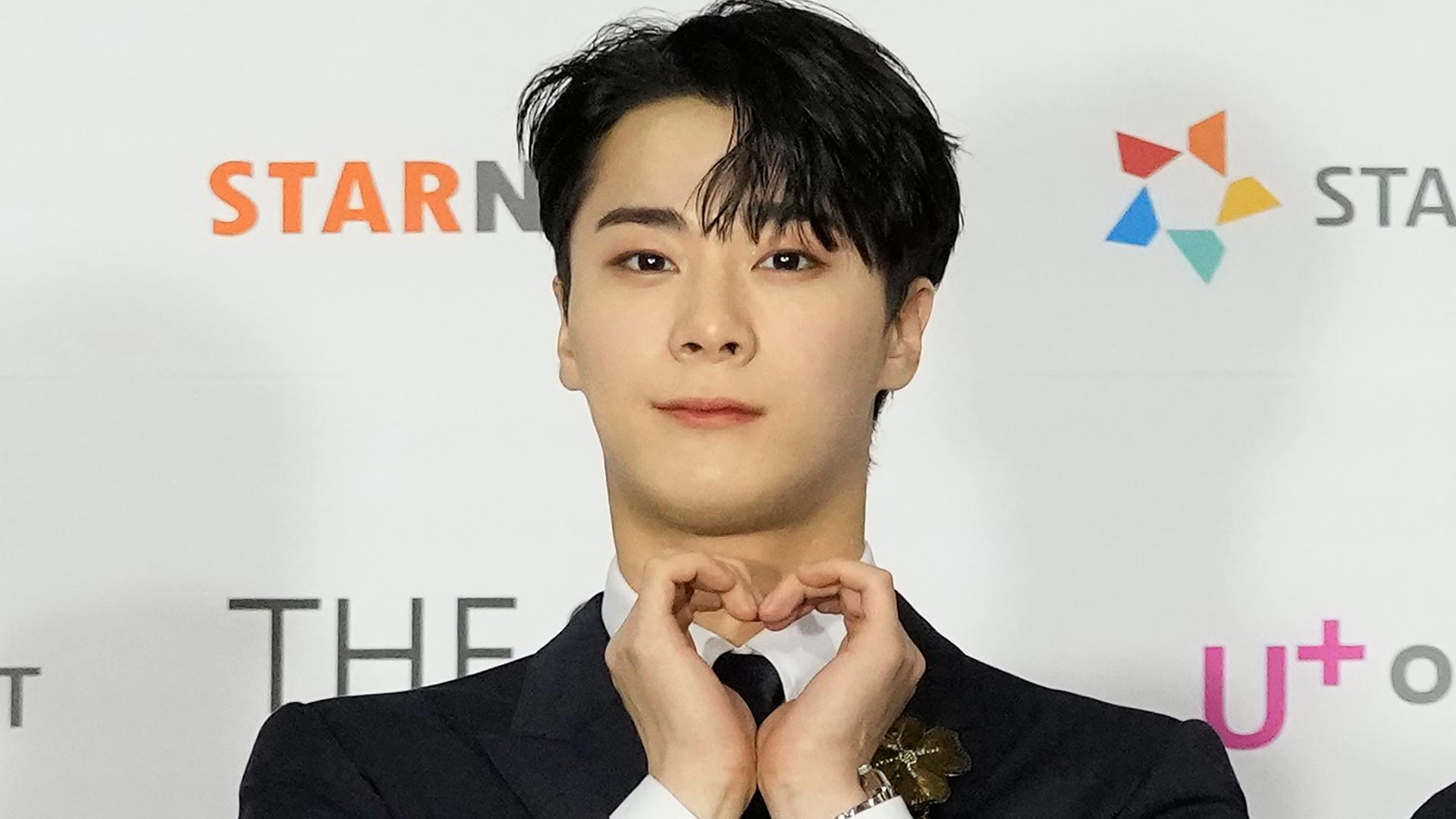 Seoul: Moon Bin, Sänger der K-Pop-Gruppe Astro, reagiert auf dem Roten Teppich bei der Verleihung der Asia Artis Awards und formt seine Hände zu einem Herz.