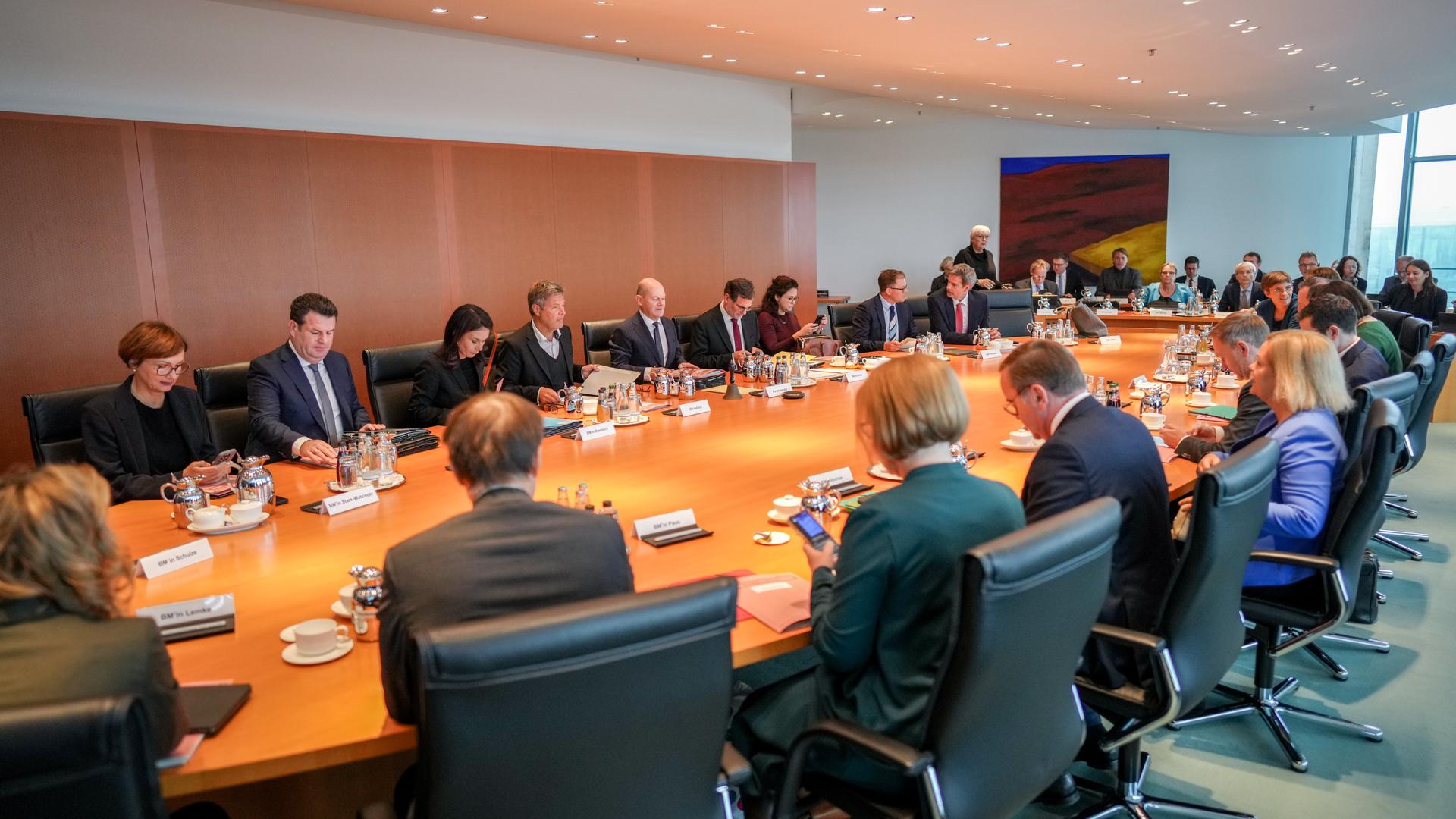 Berlin: Bundeskanzler Olaf Scholz (5.v.l, SPD) nimmt zusammen mit seinen Ministerinnen und Ministern an der Sitzung des Bundeskabinetts teil. 