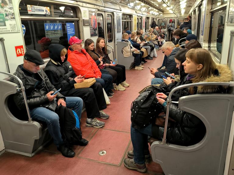 Fahrgäste in einem Abteil der St. Petersburger U-Bahn. 
