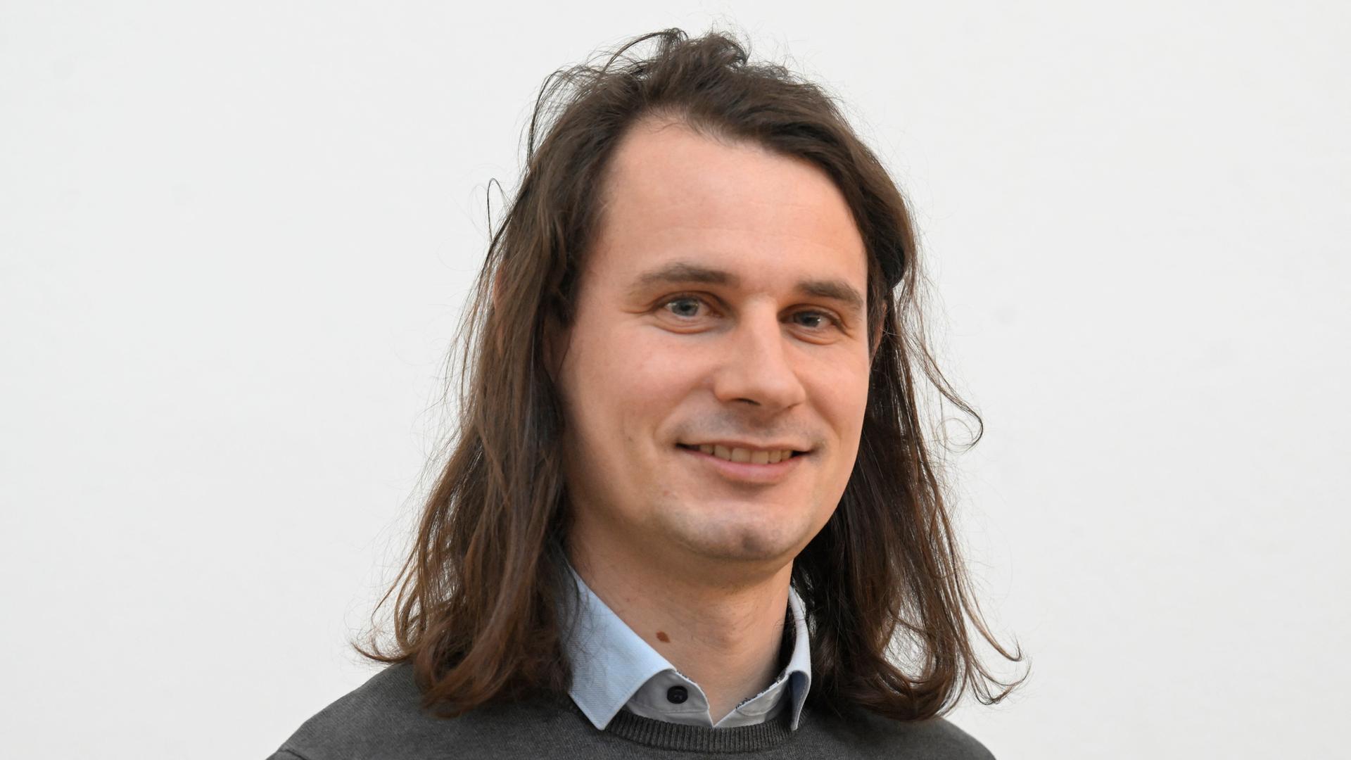 Der Mathematiker Peter Scholze lächelt in die Kamera.