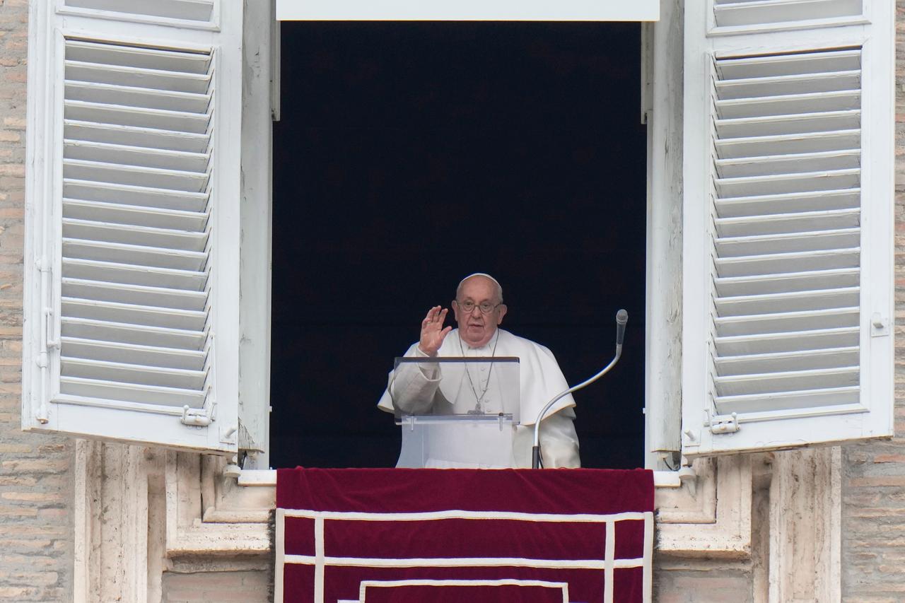 Papst Franziskus winkt während des Angelus-Mittagsgebets aus dem Fenster seines Studios mit Blick auf den Petersplatz. 
