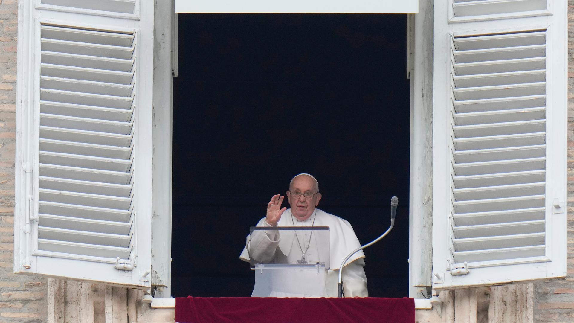 Papst Franziskus winkt während des Angelus-Mittagsgebets auf den Petersplatz.