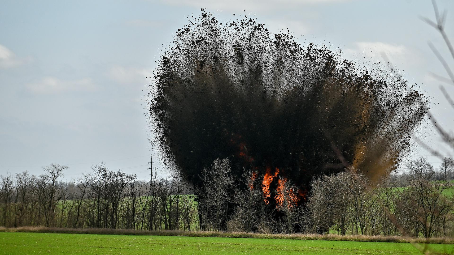 Die kontrollierte Explosion einer Landmine in Orikhiv, im Südosten der Ukraine, 04.04.2023.