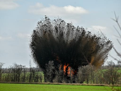 Die kontrollierte Explosion einer Landmine in Orikhiv, im Südosten der Ukraine, 04.04.2023.