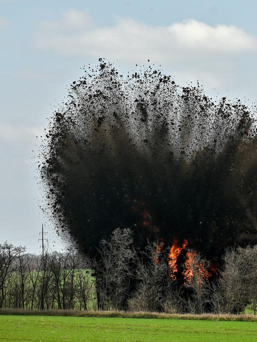 Die kontrollierte Explosion einer Landmine in Orikhiv, im Südosten der Ukraine, 04.04.2023.