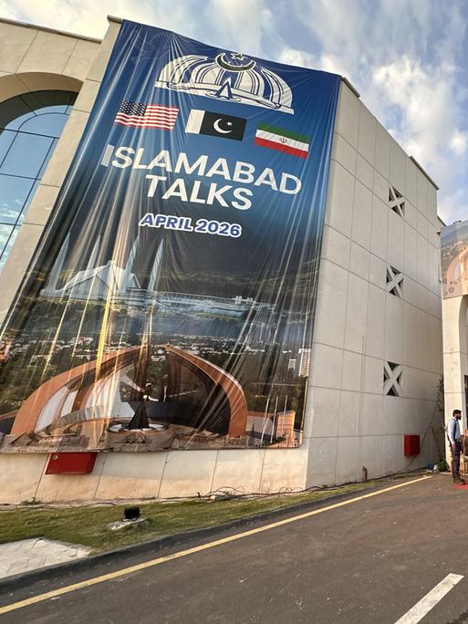 Blick auf das Medienzentrum für die Gespräche zwischen Iran und USA im pakistanischen Islambad.