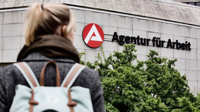 Eine junge Frau auf dem Weg zur Agentur für Arbeit. 