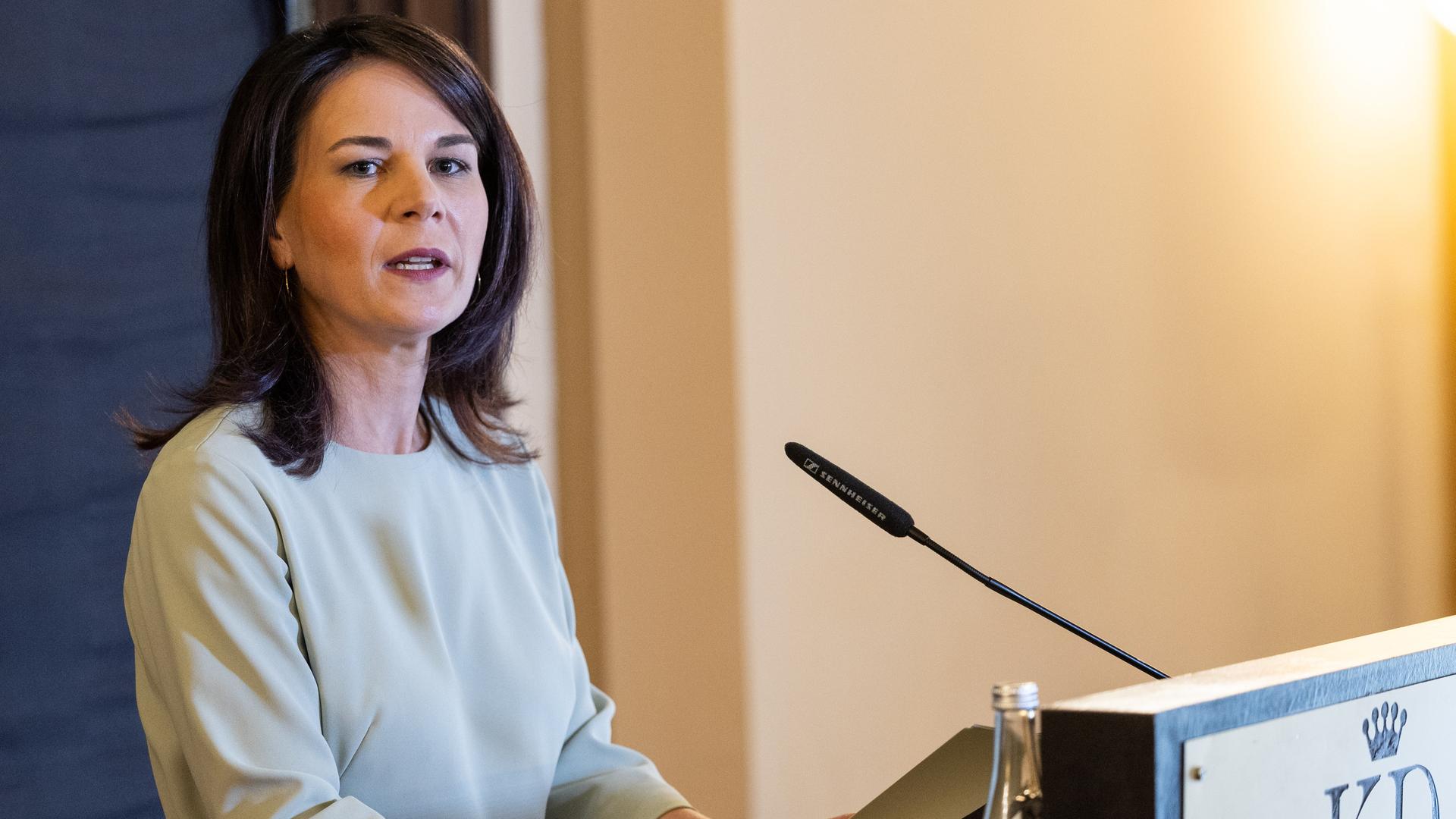 Annalena Baerbock (Bündnis 90/Die Grünen), Bundesaußenministerin, spricht an einem Rednerpult auf einer Pressekonferenz in Jerusalem. 