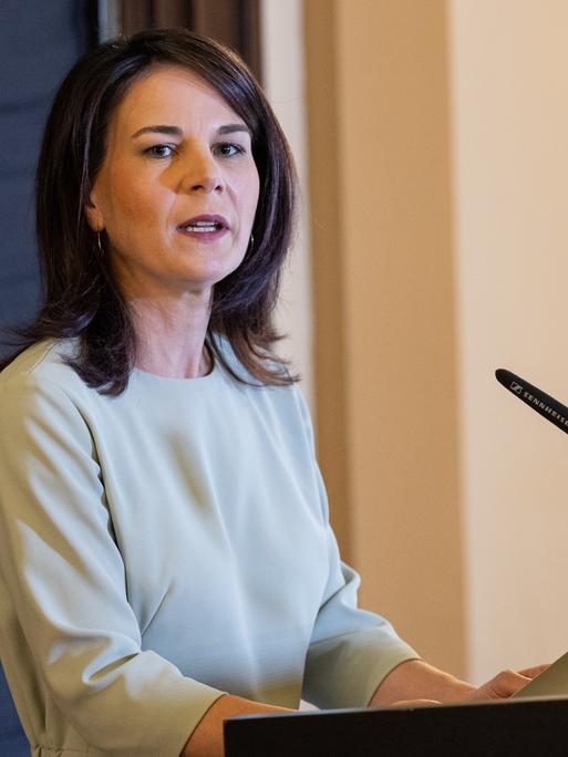 Annalena Baerbock (Bündnis 90/Die Grünen), Bundesaußenministerin, spricht an einem Rednerpult auf einer Pressekonferenz in Jerusalem. 