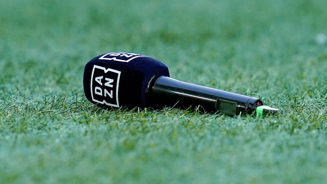 Ein Mikrofon von DAZN liegt auf dem Rasen.