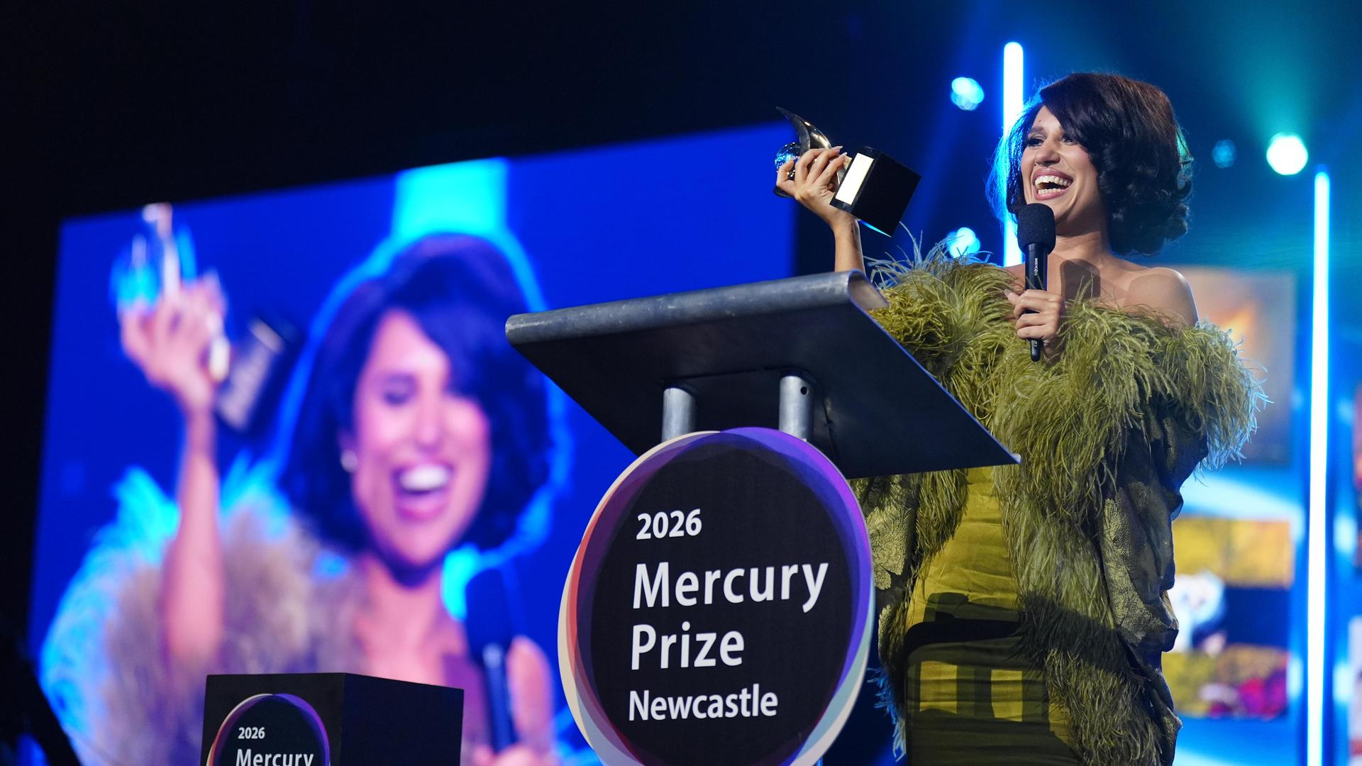 Die R&B-Sängerin Raye, die bei der Verleihung des Mercury Music Prize in der Utilita Arena in Newcastle upon Tyne für ihr Album „This Music May Contain Hope“ den Mercury Prize 2026 gewonnen hat. Die R&B-Sängerin Raye, die bei der Verleihung des Mercury Music Prize in der Utilita Arena in Newcastle upon Tyne für ihr Album „This Music May Contain Hope“ den Mercury Prize 2026 gewonnen hat.