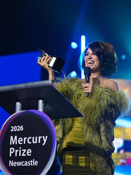 Die R&B-Sängerin Raye, die bei der Verleihung des Mercury Music Prize in der Utilita Arena in Newcastle upon Tyne für ihr Album „This Music May Contain Hope“ den Mercury Prize 2026 gewonnen hat.