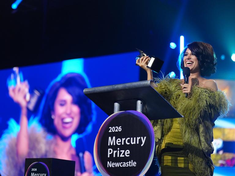 Die R&B-Sängerin Raye, die bei der Verleihung des Mercury Music Prize in der Utilita Arena in Newcastle upon Tyne für ihr Album „This Music May Contain Hope“ den Mercury Prize 2026 gewonnen hat.