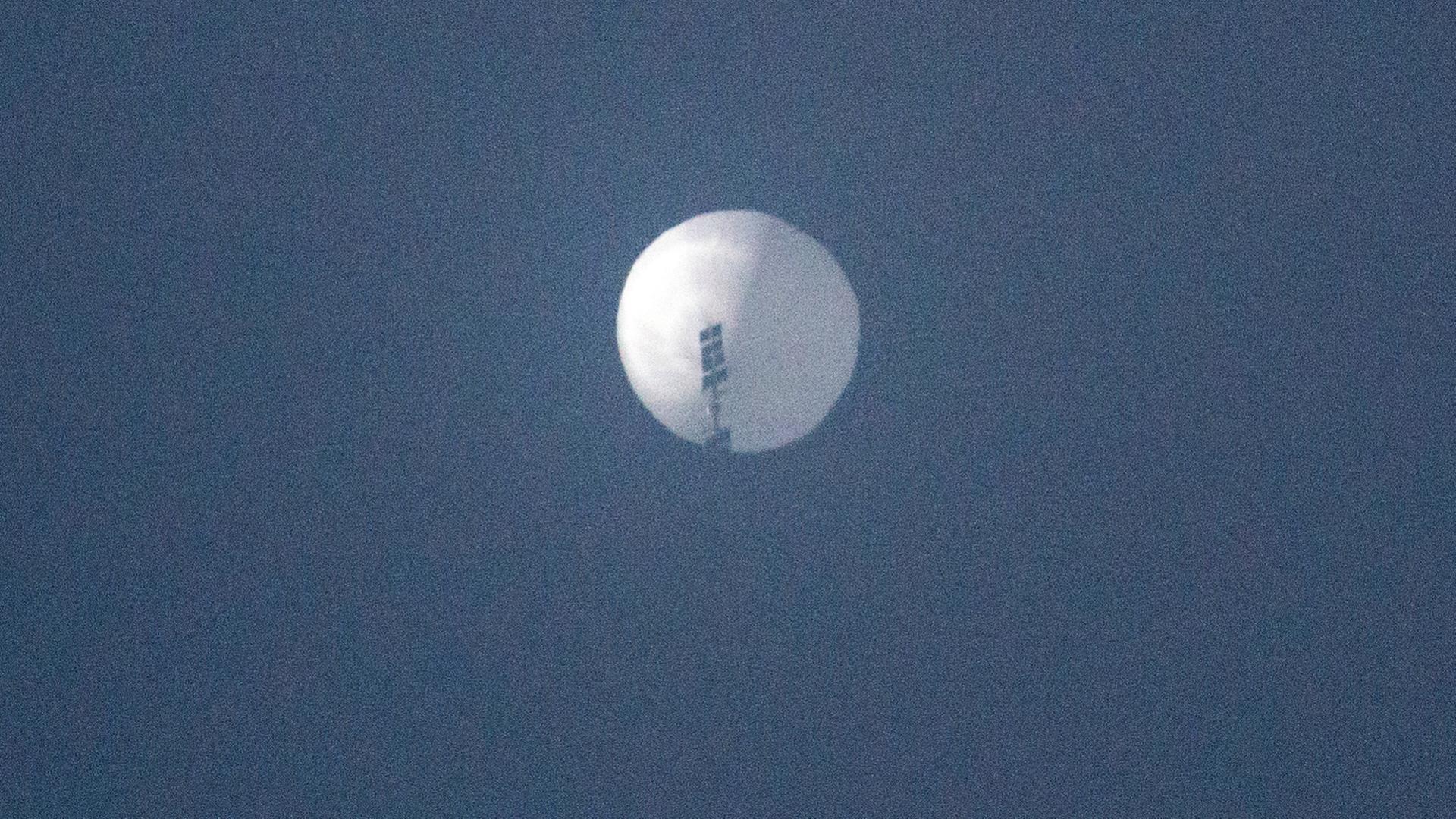 Aufnahme eines weißen Ballons, der weit entfernt am Himmel über dem US-Bundesstaat Montana fliegt.