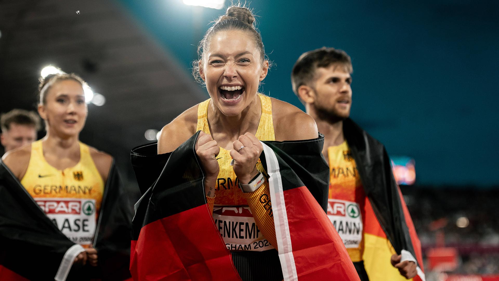 Kevin Kranz, Heiko Gussmann sowie Rebekka Haase und Gina Lückenkemper jubeln nach ihrer Silbermedaille mit einer Deutschlandflagge. Kevin Kranz, Heiko Gussmann sowie Rebekka Haase und Gina Lückenkemper jubeln nach ihrer Silbermedaille mit einer Deutschlandflagge.