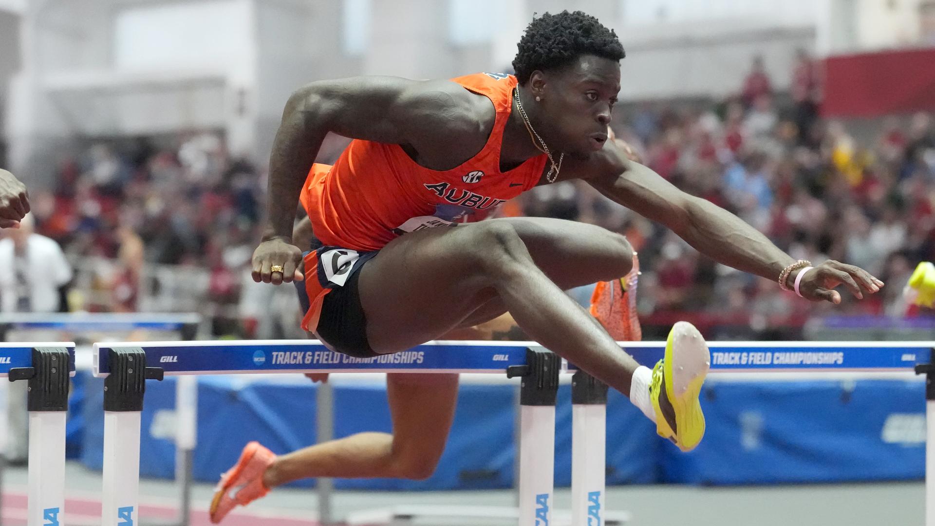 Leichtathlet Ja'Kobe Tharp läuft über eine Hürde. Leichtathlet Ja'Kobe Tharp läuft über eine Hürde.