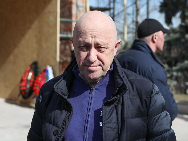 Jewgeni Prigoschin. DIESES FOTO WIRD VON DER RUSSISCHEN STAATSAGENTUR TASS ZUR VERFÃGUNG GESTELLT. [RUSSIA, MOSCOW - APRIL 8, 2023: PMC Wagner founder Yevgeny Prigozhin arrives for a farewell ceremony for the late war correspondent Vladlen Tatarsky (Maxim Fomin) at the Troyekurovskoye Cemetery. Tatarsky was killed on April 2 in an explosion in a St Petersburg cafe where he was giving a public talk; the explosion also left over 30 people injured. Sergei Bobylev/TASS]