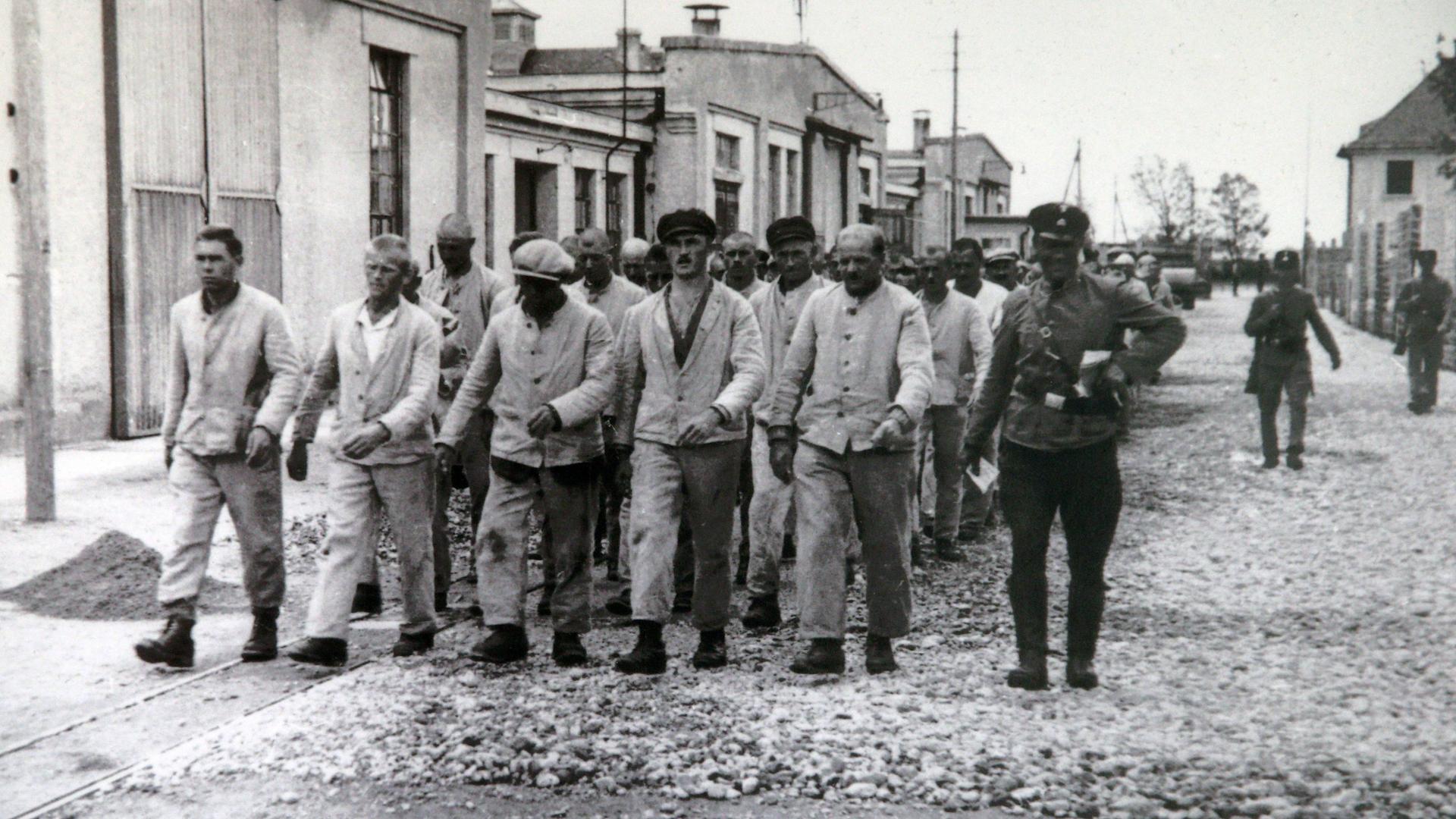Gefangene marschieren im Konzentrationslager von Dachau  